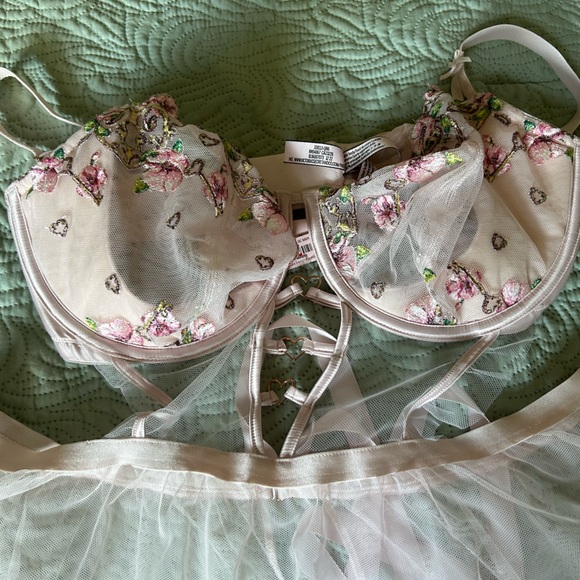 Lingerie Set - Picture 2 of 6